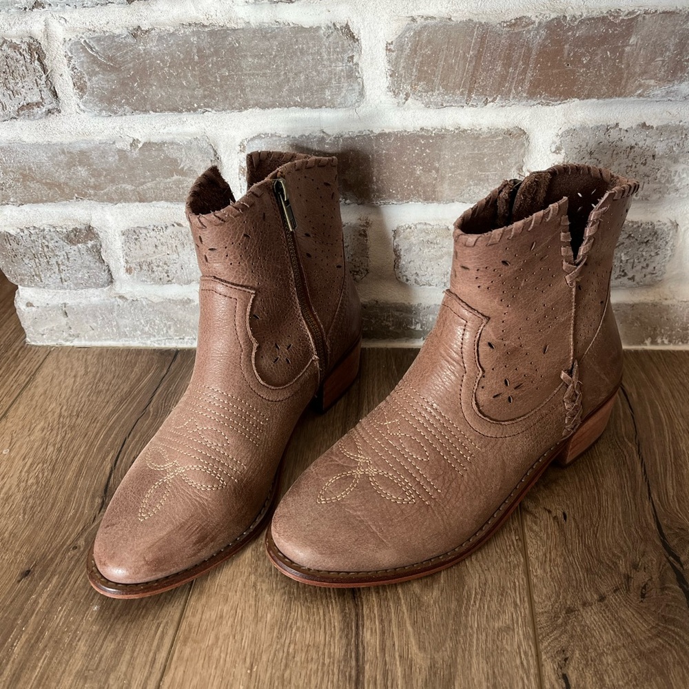 Shyanne brown leather round toe cowgirl boots - size 6